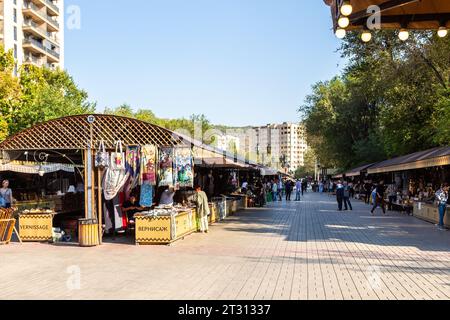 Erevan, Armenia - 28 settembre 2023: Vista del mercato delle pulci all'aperto di Yerevan Vernissage in via Pavstos Buzand nel quartiere centrale di Kentron di Erevan Foto Stock