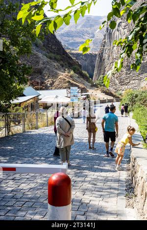 Garni, Armenia - 30 settembre 2023: Tourist go to Attraction Symphony of Stone in Garni Gorge in Gegham Mountains, Armenia, vicino al villaggio di Garni, sulla S Foto Stock