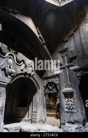 Goght, Armenia - 30 settembre 2023: Zhamatun, sepolcro Proshyans e seconda chiesa grotta di Astvatsatsin del monastero di Geghard ad Azat va Foto Stock