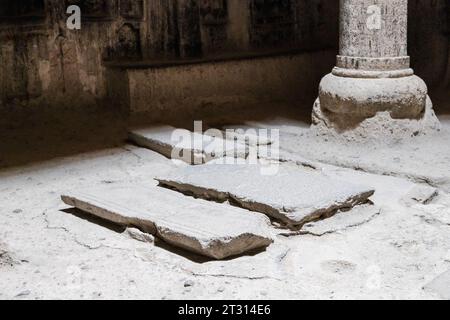 Goght, Armenia - 30 settembre 2023: Tombe dei Proshiani nell'alta Jhamatun del Monastero di Geghard nell'alta valle di Azat. Geghard è inserita nell'elenco dei siti patrimonio dell'umanità dell'UNESCO Foto Stock