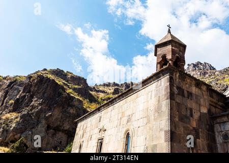 Goght, Armenia - 30 settembre 2023: chiesa nel Monastero di Geghard nell'alta Valle di Azat nel soleggiato giorno autunnale. Geghard è patrimonio mondiale dell'UNESCO Foto Stock