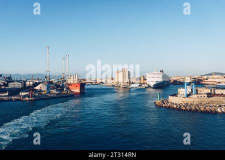 Porto di Livorno in Tuskany, Italia.. Vista sul porto marittimo pubblico nel Mar Mediterraneo. Foto Stock