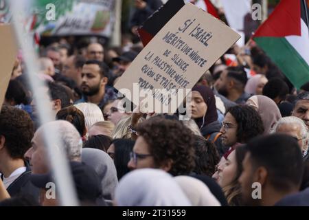 Parigi, Francia. 22 ottobre 2023. Manifestazione pro-palestinese per chiedere la fine delle operazioni militari israeliane a Gaza su richiesta del collettivo nazionale per una pace giusta e duratura tra palestinesi e israeliani il 22 ottobre 2023 Place de la République a Parigi, in Francia. Crediti: Bernard Menigault/Alamy Live News Foto Stock