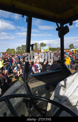 Saix, Francia. 22 ottobre 2023. Gli attivisti ascoltano i discorsi. Dimostrazione contro l'autostrada A69. Secondo gli organizzatori, la mobilitazione chiamata Ramdam sur le macadam ha riunito più di 9.500 persone. Francia, Saix il 21 ottobre 2023. Foto di Patricia Huchot-Boissier /ABACAPRESS.COM Credit: Abaca Press/Alamy Live News Foto Stock