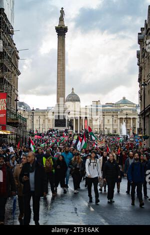 Londra, Regno Unito - 21 ottobre 2023: marcia pro-Palestina organizzata da Friends of al-Aqsa nel centro di Londra in solidarietà con i palestinesi. Foto Stock