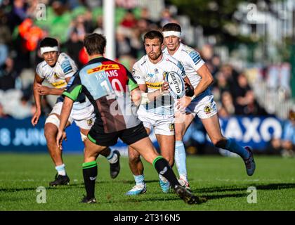 LONDRA, REGNO UNITO. 22 ottobre 23. Henry Slade degli Exeter Chiefs (centro) viene affrontato durante Harlequins vs Exeter Chiefs - Gallagher Premiership Rugby R2 allo Stoop Stadium domenica 22 ottobre 2023. LONDRA INGHILTERRA. Crediti: Taka G Wu/Alamy Live News Foto Stock