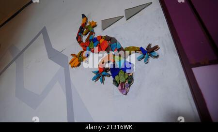 Primo piano di lucertola fatta di piastrelle a mosaico sulla parete di uno stretto e lungo corridoio. Stock di filmati. Dettagli interni dell'edificio. Foto Stock