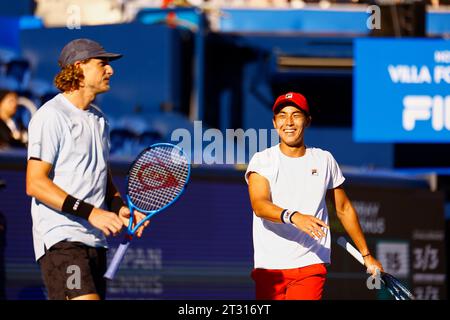 Tokyo, Giappone. 22 ottobre 2023. (R to L) Rinky HIJIKATA (AUS) e Max PURCELL (AUS) in azione contro Jamie MURRAY (GBR) e Michael VENUS (NZL) durante la loro partita finale di doppio del Kinoshita Group Japan Open Tennis Championships 2023 all'Ariake Coliseum. Questo è il torneo ATP Tour più longevo in Asia, tenuto per la prima volta nel 1972. Il torneo si svolge dal 16 al 22 ottobre. Hijikata e Purcel hanno vinto 6-4, 6-1. (Immagine di credito: © Rodrigo Reyes Marin/ZUMA Press Wire) SOLO USO EDITORIALE! Non per USO commerciale! Foto Stock