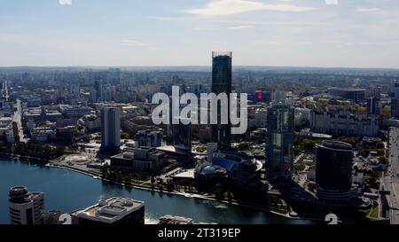 Vista aerea del centro città in un giorno d'estate. Stock di filmati. Edifici e fiume, strade verdi. Foto Stock