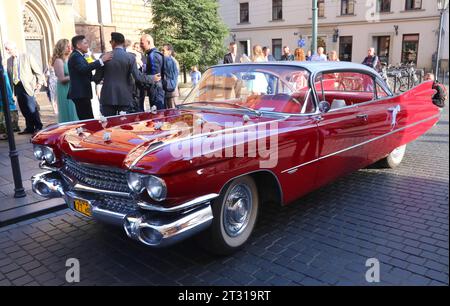 Cracow. Cracovia. Polonia. Cadillac DeVille i Coupe 1959 decorata e utilizzata come auto per matrimoni. Foto Stock