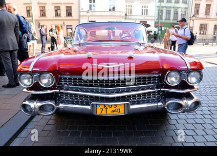 Cracow. Cracovia. Polonia. Cadillac DeVille i Coupe 1959 decorata e utilizzata come auto per matrimoni. Foto Stock