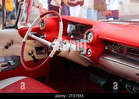 Cracow. Cracovia. Polonia. Cadillac DeVille i Coupe 1959 decorata e utilizzata come auto per matrimoni. Foto Stock