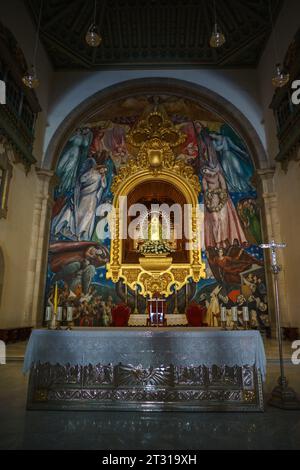 CANDELARIA, TENERIFE, SPAGNA - 19 LUGLIO 2023: Altare della basilica del Santuario mariano reale di nostra Signora di Candelaria. Foto Stock