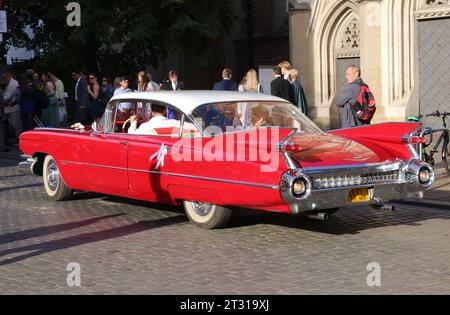 Cracow. Cracovia. Polonia. Cadillac DeVille i Coupe 1959 decorata e utilizzata come auto per matrimoni. Foto Stock