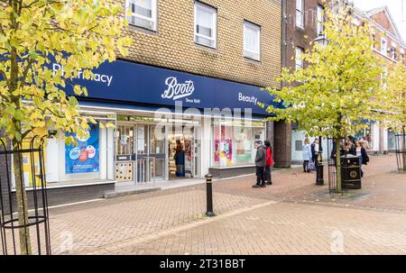 Newcastle-under-Lyme, Staffordshire-regno unito ottobre, 20, 2023 Boots Pharmacy and Beauty store Outside, un rivenditore di prodotti farmaceutici britannico Foto Stock