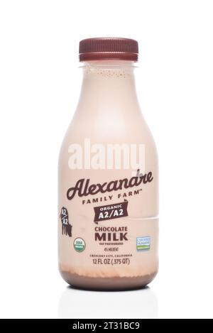 IRVINE, CALIFORNIA - 19 OCT 2023: Una bottiglia di latte al cioccolato A2 biologico della Alexandre Family Farm. Foto Stock