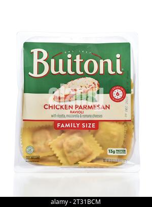 IRVINE, CALIFORNIA - 19 OCT 2023: Una confezione di Buitoni Chicken Parmisan Ravioli. Foto Stock