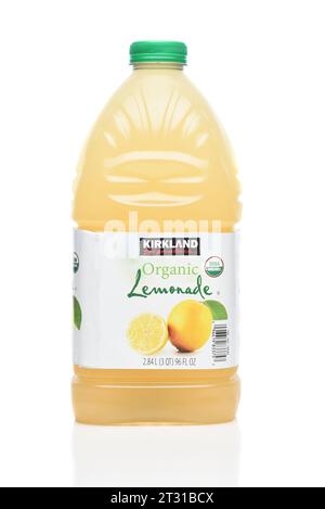 IRVINE, CALIFORNIA - 19 OCT 2023: Una bottiglia di Kirkland Signature Organic Lemonade, un'etichetta privata di Costco. Foto Stock