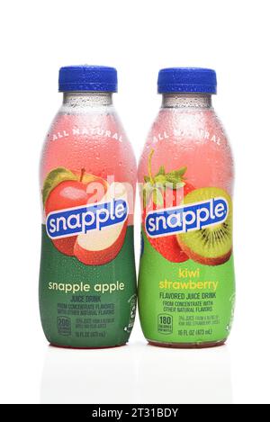 IRVINE, CALIFORNIA - 19 OCT 2023: Due bottiglie di succo di Snapple, mela allo Snapple e fragola di Kiwi. Foto Stock