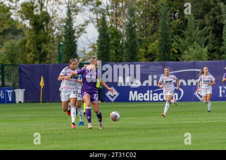 Firenze, Italia. 22 ottobre 2023. Firenze, 22 ottobre 2023: Karin Maria Lundin (22 Fiorentina) ed Estelle Cascarino (20 Juventus) durante la partita di serie A Women League tra Fiorentina e Juventus Women al Parco Viola di Firenze. (Sara Esposito/SPP) credito: SPP Sport Press Photo. /Alamy Live News Foto Stock