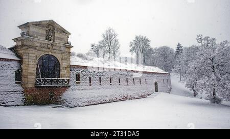 Frammento di un vecchio muro di fortezza nella città polacca di Zamosc durante una nevicata. Una vecchia fortificazione dell'Europa orientale. Monumento architettonico. Snowfa Foto Stock