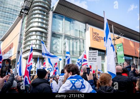 Manchester, Regno Unito. 22 ottobre 2023. Gli amici del Nord-Ovest di Israele protestano pacificamente a Manchester contro il conflitto in Israele e nella Striscia di Gaza . Crediti: Gary Mather/Alamy Live News Foto Stock