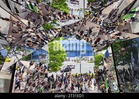 Tokyo, Giappone - 8 aprile 2023: Ingresso a specchio del Tokyu Plaza Omotesando Harajuku con persone non identificate. È uno shoppin particolarmente popolare Foto Stock