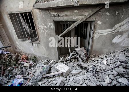 Jenin, Palestina. 22 ottobre 2023. Una visione dei danni causati alla moschea in seguito all'attentato dinamitardo delle forze israeliane, nel campo profughi di Jenin, nella Cisgiordania occupata a nord. Un aereo da guerra israeliano ha fatto irruzione nel campo profughi di Jenin all'alba di oggi e ha bombardato una moschea contenente adoratori, causando la morte di due palestinesi e feriti ad altri. Credito: SOPA Images Limited/Alamy Live News Foto Stock