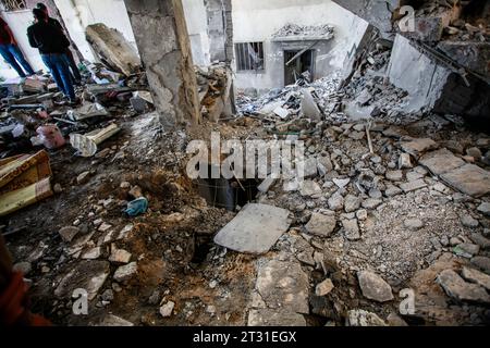 Jenin, Palestina. 22 ottobre 2023. Una visione dei danni causati alla moschea in seguito all'attentato dinamitardo delle forze israeliane, nel campo profughi di Jenin, nella Cisgiordania occupata a nord. Un aereo da guerra israeliano ha fatto irruzione nel campo profughi di Jenin all'alba di oggi e ha bombardato una moschea contenente adoratori, causando la morte di due palestinesi e feriti ad altri. Credito: SOPA Images Limited/Alamy Live News Foto Stock