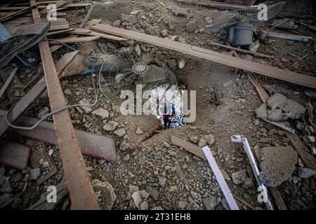 Jenin, Palestina. 22 ottobre 2023. Una visione dei danni causati alla moschea in seguito all'attentato dinamitardo delle forze israeliane, nel campo profughi di Jenin, nella Cisgiordania occupata a nord. Un aereo da guerra israeliano ha fatto irruzione nel campo profughi di Jenin all'alba di oggi e ha bombardato una moschea contenente adoratori, causando la morte di due palestinesi e feriti ad altri. Credito: SOPA Images Limited/Alamy Live News Foto Stock