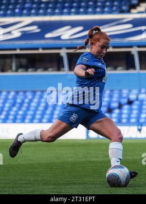 Birmingham, Regno Unito. 22 ottobre 2023. Birmingham, Inghilterra, 22 ottobre 2023: Martha Harris (2 Birmingham) colpisce la palla durante la partita di calcio del campionato fa Womens tra Birmingham City e Watford a St Andrews a Birmingham, Inghilterra (Natalie Mincher/SPP) credito: SPP Sport Press Photo. /Alamy Live News Foto Stock