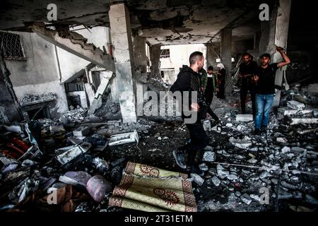 Jenin, Palestina. 22 ottobre 2023. Un pistolero palestinese ispeziona i danni subiti da una moschea dopo averla bombardata dalle forze israeliane, nel campo profughi di Jenin, nella Cisgiordania settentrionale occupata. Un aereo da guerra israeliano ha fatto irruzione nel campo profughi di Jenin all'alba di oggi e ha bombardato una moschea contenente adoratori, causando la morte di due palestinesi e feriti ad altri. Credito: SOPA Images Limited/Alamy Live News Foto Stock