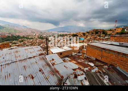 Vista panoramica della Comuna 13 a Medellin (Colombia) dal tetto di una casa Foto Stock