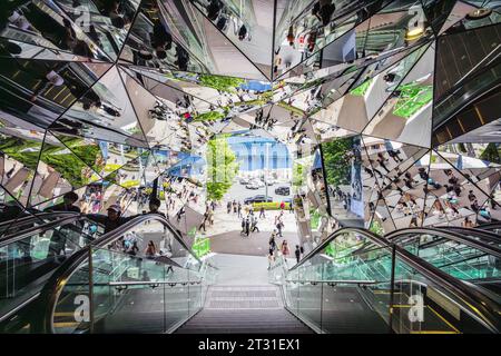 Tokyo, Giappone - 8 aprile 2023: Ingresso a specchio del Tokyu Plaza Omotesando Harajuku con persone non identificate. È uno shoppin particolarmente popolare Foto Stock