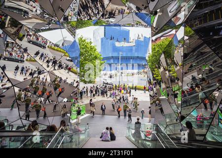 Tokyo, Giappone - 8 aprile 2023: Ingresso a specchio del Tokyu Plaza Omotesando Harajuku con persone non identificate. È uno shoppin particolarmente popolare Foto Stock