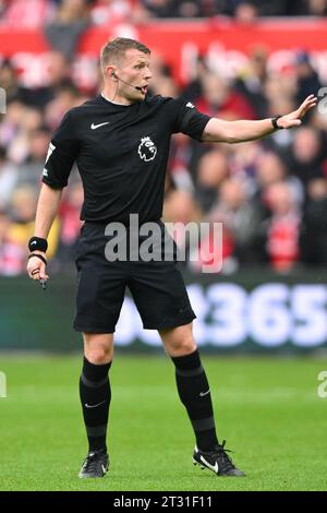 Nottingham, Regno Unito. 21 ottobre 2023. Arbitro, Sam Barrott durante la partita di Premier League tra Nottingham Forest e Luton Town al City Ground, Nottingham sabato 21 ottobre 2023. (Foto di Jon Hobley/mi News/NurPhoto) credito: NurPhoto SRL/Alamy Live News Foto Stock