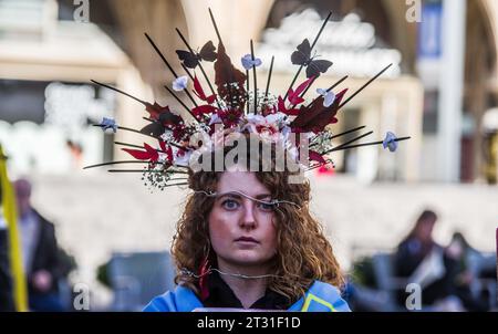 Monaco, Baviera, Germania. 22 ottobre 2023. Collegato a una raccolta fondi per gli aiuti umanitari e per l'aiuto ai difensori, gli ucraini a Monaco di Baviera, in Germania, hanno tenuto una demo per ringraziare la Germania per il sostegno dato al loro paese che entra ora nel terzo inverno dell'ultima guerra con la Russia. Gli ucraini hanno chiesto di non dimenticare la loro guerra mentre il mondo rivolge la sua attenzione verso il conflitto Israele-Hamas a Gaza. (Immagine di credito: © Sachelle Babbar/ZUMA Press Wire) SOLO USO EDITORIALE! Non per USO commerciale! Foto Stock