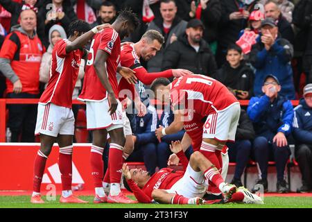 Nottingham, Regno Unito. 21 ottobre 2023. I Reds festeggiano dopo che Chris Wood del Nottingham Forest ha segnato il suo secondo gol per raggiungere il 2-0 durante la partita di Premier League tra Nottingham Forest e Luton Town al City Ground di Nottingham sabato 21 ottobre 2023. (Foto di Jon Hobley/mi News/NurPhoto) credito: NurPhoto SRL/Alamy Live News Foto Stock