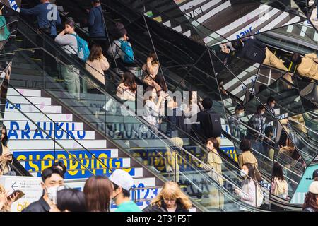 Tokyo, Giappone - 8 aprile 2023: Ingresso a specchio del Tokyu Plaza Omotesando Harajuku con persone non identificate. È uno shoppin particolarmente popolare Foto Stock