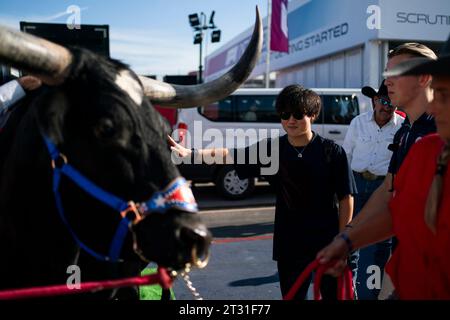 Austin, Stati Uniti. 22 ottobre 2023. Il pilota giapponese di Formula 1 Yuki Tsunoda della Scuderia AlphaTauri accarezza uno sterzo longhorn mentre arriva sul circuito delle Americhe ad Austin, Texas, domenica 22 ottobre 2023. Foto di Greg Nash/UPI Credit: UPI/Alamy Live News Foto Stock