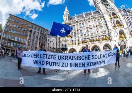 Monaco, Baviera, Germania. 22 ottobre 2023. Collegato a una raccolta fondi per gli aiuti umanitari e per l'aiuto ai difensori, gli ucraini a Monaco di Baviera, in Germania, hanno tenuto una demo per ringraziare la Germania per il sostegno dato al loro paese che entra ora nel terzo inverno dell'ultima guerra con la Russia. Gli ucraini hanno chiesto di non dimenticare la loro guerra mentre il mondo rivolge la sua attenzione verso il conflitto Israele-Hamas a Gaza. (Immagine di credito: © Sachelle Babbar/ZUMA Press Wire) SOLO USO EDITORIALE! Non per USO commerciale! Foto Stock