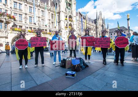 Monaco, Baviera, Germania. 22 ottobre 2023. Collegato a una raccolta fondi per gli aiuti umanitari e per l'aiuto ai difensori, gli ucraini a Monaco di Baviera, in Germania, hanno tenuto una demo per ringraziare la Germania per il sostegno dato al loro paese che entra ora nel terzo inverno dell'ultima guerra con la Russia. Gli ucraini hanno chiesto di non dimenticare la loro guerra mentre il mondo rivolge la sua attenzione verso il conflitto Israele-Hamas a Gaza. (Immagine di credito: © Sachelle Babbar/ZUMA Press Wire) SOLO USO EDITORIALE! Non per USO commerciale! Foto Stock