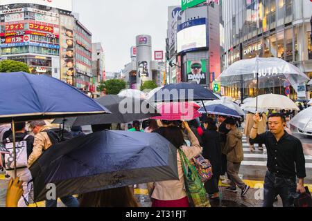 Tokyo, Giappone - 8 aprile 2023: Folle di ombrelli all'incrocio di Shibuya con persone non identificate. È l’attraversamento pedonale più trafficato del mondo, Foto Stock