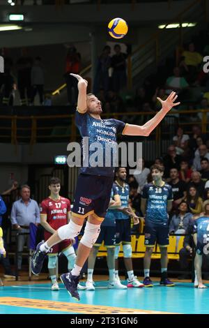 Modena, Italia. 22 ottobre 2023. Matteo piano durante Valsa Group Modena vs Allianz Milano, Volleyball Italian serie A Men Superleague Match a Modena, 22 ottobre 2023 Credit: Independent Photo Agency/Alamy Live News Foto Stock