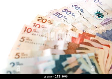 Macro primo piano di pesos colombiani di diverso valore a forma di ventaglio su sfondo bianco Foto Stock