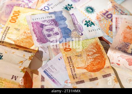 Macro primo piano dei pesos colombiani e argentini Foto Stock