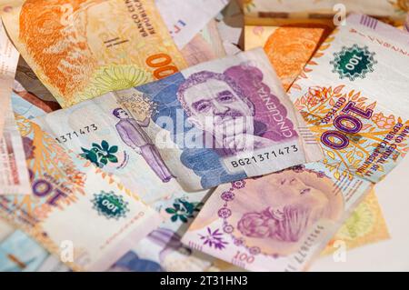 Macro primo piano dei pesos colombiani e argentini Foto Stock