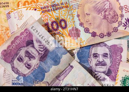 Macro primo piano dei pesos colombiani e argentini Foto Stock