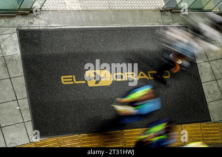 Bogotà, Colombia - 8 gennaio 2023: Passeggeri e personale corrono sul tappeto all'ingresso dell'aeroporto El Dorado Foto Stock