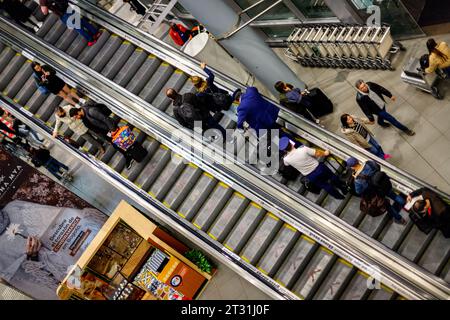 Bogotà, Colombia - 8 gennaio 2023: Passeggeri e membri dell'equipaggio salgono una scala mobile all'aeroporto di El Dorado Foto Stock